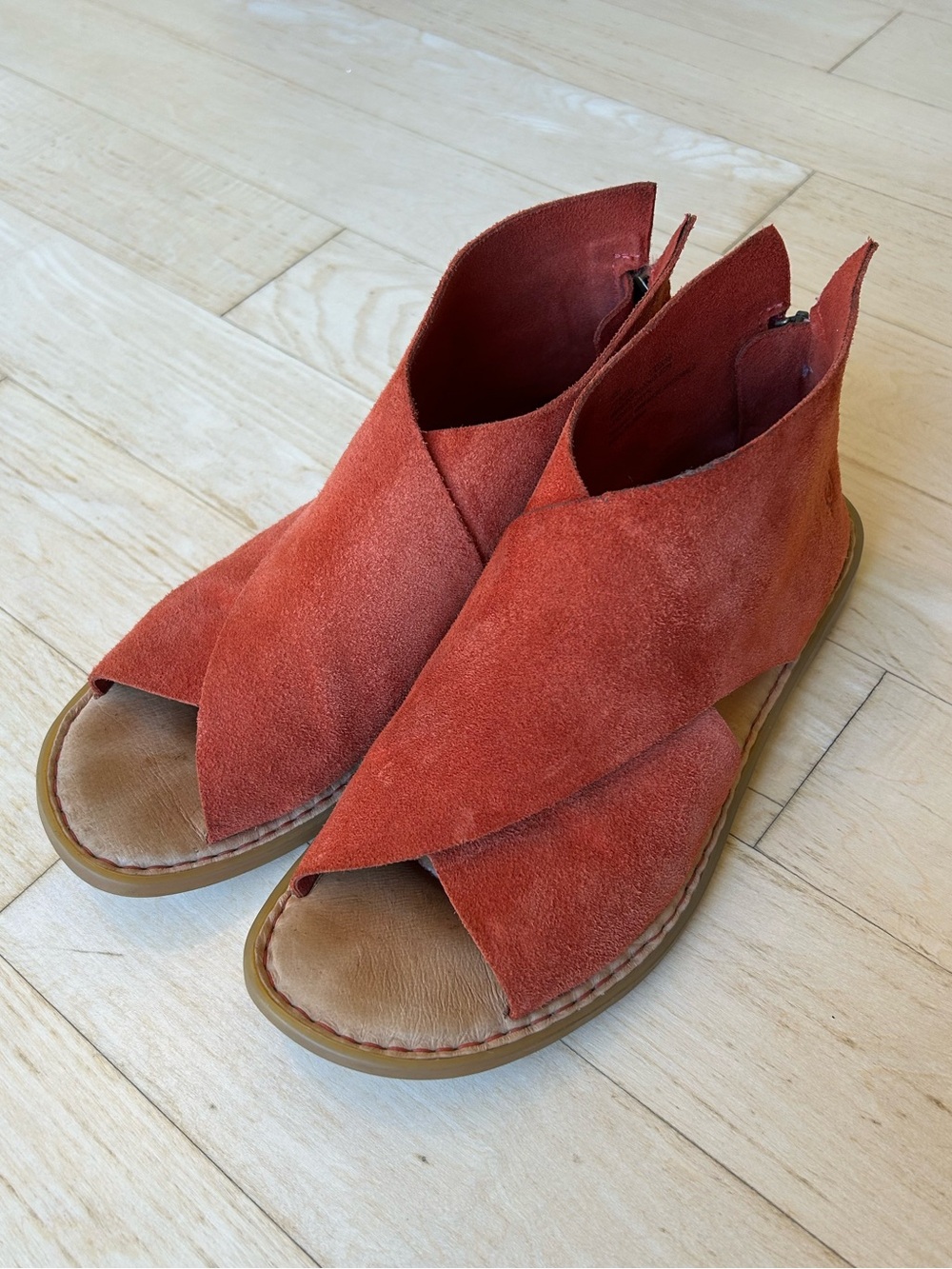 Born Women’s Iwa Red Aragosta Suede Back Zip Open Toe Sandals Size 8